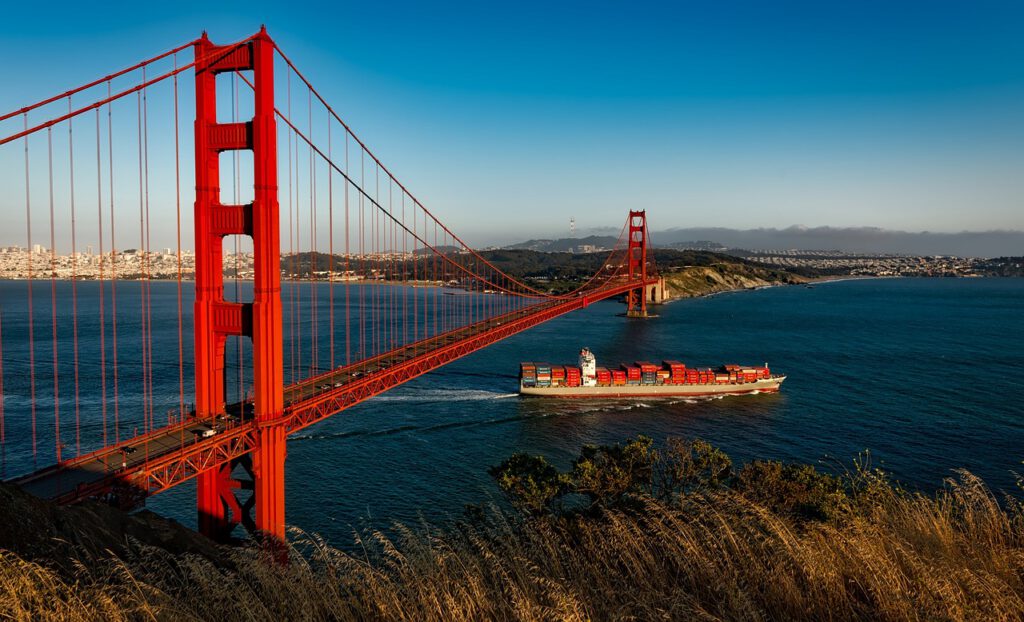 Die Golden Gate Bridge im Vordergrund und dahinter San Francisco