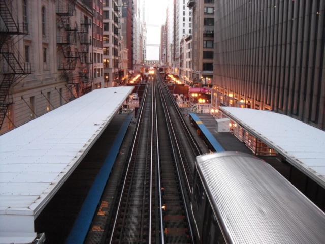 Die "Loop" fährt durch Downtown Chicago