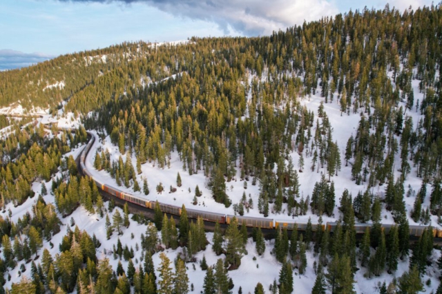 Ein Zug rollt im Winter durch die Sierra Nevada.