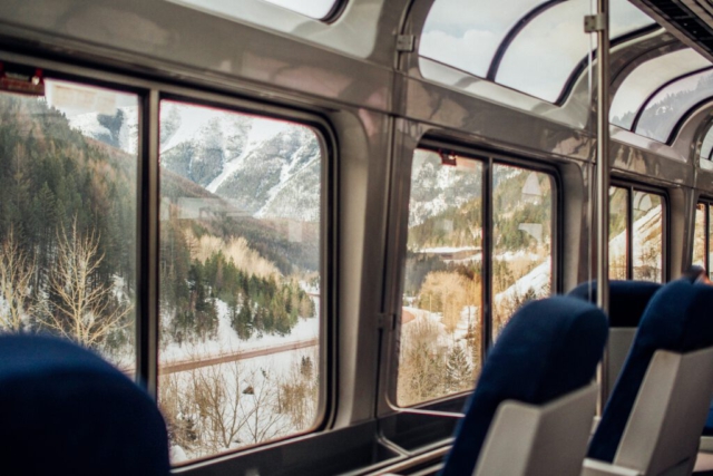 Blick aus dem Aussichtswagen in den Rocky Mountains.